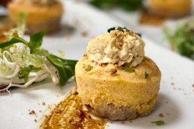 Miniature Traiteur Montblanc (Hérault) - Traiteur Lallemand #10 Portion de viande braisée servie dans une petite coupelle, garnie de pousses rouges.