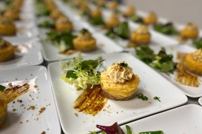 Miniature Traiteur Montblanc (Hérault) - Traiteur Lallemand #11 Portion de viande braisée servie dans une petite coupelle, garnie de pousses rouges.