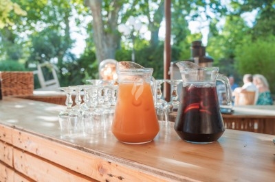 Miniature Traiteur Montblanc (Hérault) - Traiteur Lallemand #12 Portion de viande braisée servie dans une petite coupelle, garnie de pousses rouges.