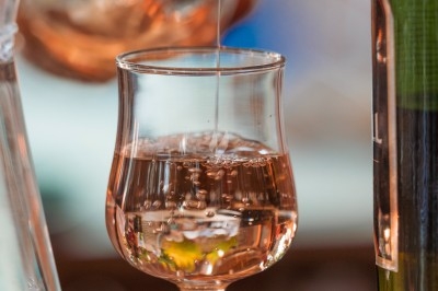 Miniature Traiteur Montblanc (Hérault) - Traiteur Lallemand #13 Portion de viande braisée servie dans une petite coupelle, garnie de pousses rouges.