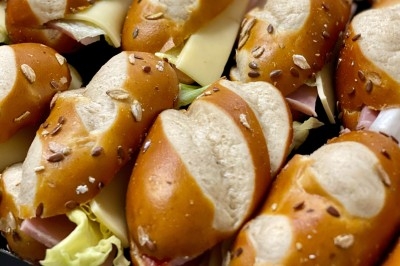 Miniature Traiteur Montblanc (Hérault) - Traiteur Lallemand #14 Portion de viande braisée servie dans une petite coupelle, garnie de pousses rouges.