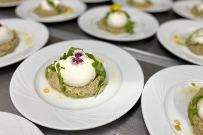 Miniature Traiteur Montblanc (Hérault) - Traiteur Lallemand #15 Portion de viande braisée servie dans une petite coupelle, garnie de pousses rouges.