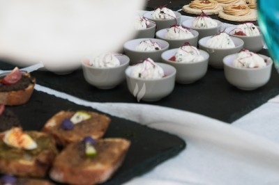 Miniature Traiteur Montblanc (Hérault) - Traiteur Lallemand #17 Portion de viande braisée servie dans une petite coupelle, garnie de pousses rouges.