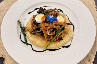 Miniature Traiteur Montblanc (Hérault) - Traiteur Lallemand #19 Portion de viande braisée servie dans une petite coupelle, garnie de pousses rouges.