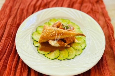 Miniature Traiteur Montblanc (Hérault) - Traiteur Lallemand #22 Portion de viande braisée servie dans une petite coupelle, garnie de pousses rouges.