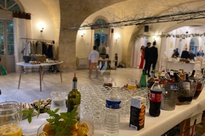 Miniature Traiteur Montblanc (Hérault) - Traiteur Lallemand #23 Portion de viande braisée servie dans une petite coupelle, garnie de pousses rouges.