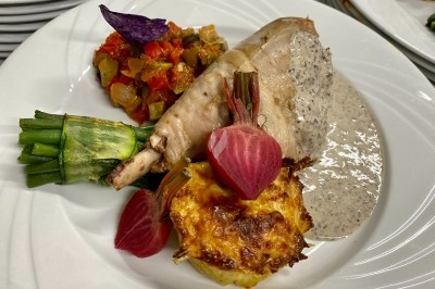 Miniature Traiteur Montblanc (Hérault) - Traiteur Lallemand #24 Portion de viande braisée servie dans une petite coupelle, garnie de pousses rouges.