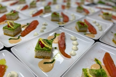 Miniature Traiteur Montblanc (Hérault) - Traiteur Lallemand #27 Portion de viande braisée servie dans une petite coupelle, garnie de pousses rouges.