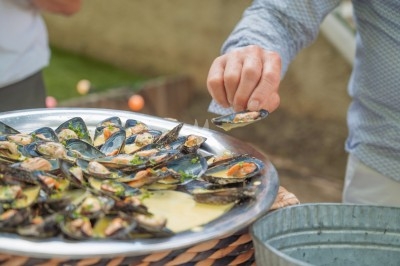 Miniature Traiteur Montblanc (Hérault) - Traiteur Lallemand #29 Portion de viande braisée servie dans une petite coupelle, garnie de pousses rouges.