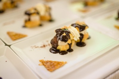 Miniature Traiteur Montblanc (Hérault) - Traiteur Lallemand #32 Portion de viande braisée servie dans une petite coupelle, garnie de pousses rouges.