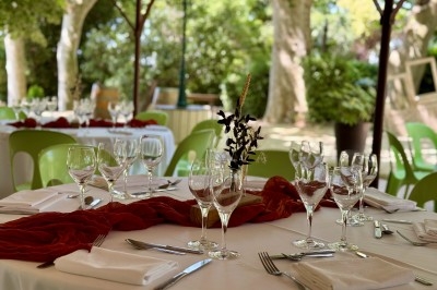 Miniature Traiteur Montblanc (Hérault) - Traiteur Lallemand #33 Portion de viande braisée servie dans une petite coupelle, garnie de pousses rouges.