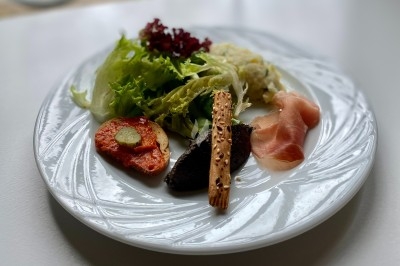 Miniature Traiteur Montblanc (Hérault) - Traiteur Lallemand #34 Portion de viande braisée servie dans une petite coupelle, garnie de pousses rouges.