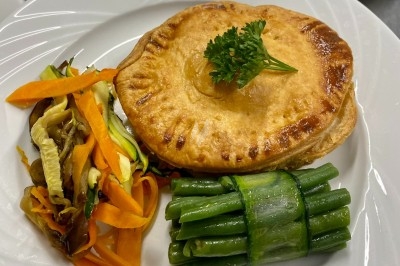 Miniature Traiteur Montblanc (Hérault) - Traiteur Lallemand #36 Portion de viande braisée servie dans une petite coupelle, garnie de pousses rouges.