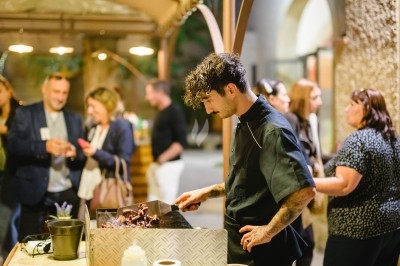 Miniature Traiteur Montblanc (Hérault) - Traiteur Lallemand #37 Portion de viande braisée servie dans une petite coupelle, garnie de pousses rouges.