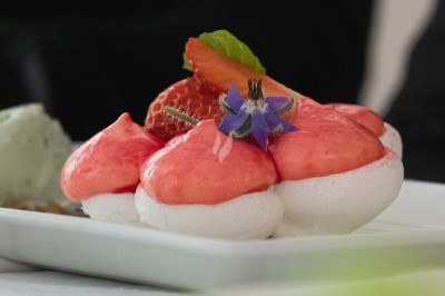 Miniature Traiteur Montblanc (Hérault) - Traiteur Lallemand #38 Portion de viande braisée servie dans une petite coupelle, garnie de pousses rouges.