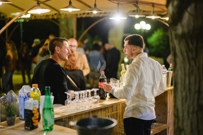 Miniature Traiteur Montblanc (Hérault) - Traiteur Lallemand #39 Portion de viande braisée servie dans une petite coupelle, garnie de pousses rouges.