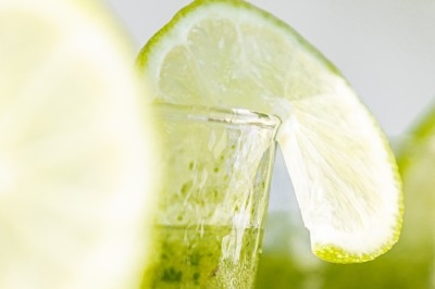 Miniature Traiteur Montblanc (Hérault) - Traiteur Lallemand #42 Portion de viande braisée servie dans une petite coupelle, garnie de pousses rouges.