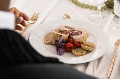 Miniature Traiteur Montblanc (Hérault) - Traiteur Lallemand #44 Portion de viande braisée servie dans une petite coupelle, garnie de pousses rouges.