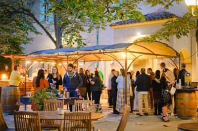 Miniature Traiteur Montblanc (Hérault) - Traiteur Lallemand #45 Portion de viande braisée servie dans une petite coupelle, garnie de pousses rouges.