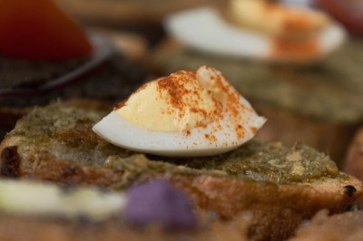 Miniature Traiteur Montblanc (Hérault) - Traiteur Lallemand #47 Portion de viande braisée servie dans une petite coupelle, garnie de pousses rouges.