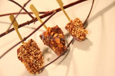 Miniature Traiteur Garancières (Yvelines) - Havane Traiteur #2 Table dressée avec nappes blanches, couverts, menus et bouquets de fleurs, entourée de chaises en bois dans une salle.