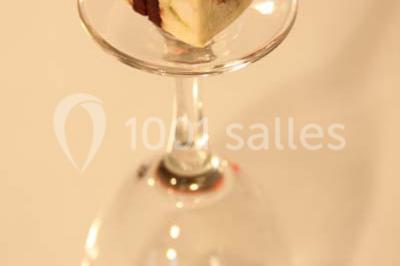 Miniature Traiteur Garancières (Yvelines) - Havane Traiteur #5 Table dressée avec nappes blanches, couverts, menus et bouquets de fleurs, entourée de chaises en bois dans une salle.