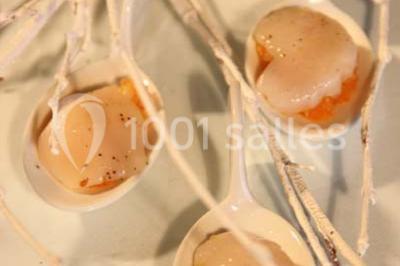 Miniature Traiteur Garancières (Yvelines) - Havane Traiteur #7 Table dressée avec nappes blanches, couverts, menus et bouquets de fleurs, entourée de chaises en bois dans une salle.