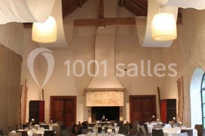 Miniature Traiteur Garancières (Yvelines) - Havane Traiteur #10 Table dressée avec nappes blanches, couverts, menus et bouquets de fleurs, entourée de chaises en bois dans une salle.