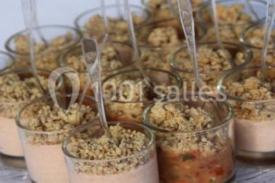 Miniature Traiteur Garancières (Yvelines) - Havane Traiteur #15 Table dressée avec nappes blanches, couverts, menus et bouquets de fleurs, entourée de chaises en bois dans une salle.