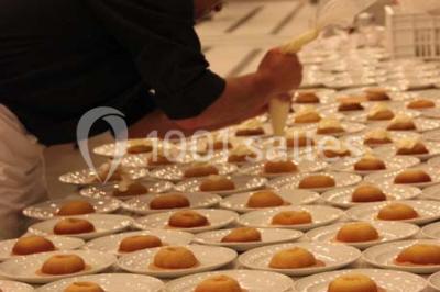 Miniature Traiteur Garancières (Yvelines) - Havane Traiteur #16 Table dressée avec nappes blanches, couverts, menus et bouquets de fleurs, entourée de chaises en bois dans une salle.
