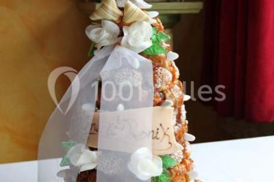 Miniature Traiteur Garancières (Yvelines) - Havane Traiteur #17 Table dressée avec nappes blanches, couverts, menus et bouquets de fleurs, entourée de chaises en bois dans une salle.