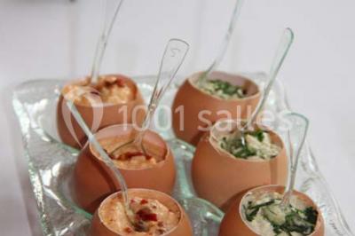 Miniature Traiteur Garancières (Yvelines) - Havane Traiteur #18 Table dressée avec nappes blanches, couverts, menus et bouquets de fleurs, entourée de chaises en bois dans une salle.