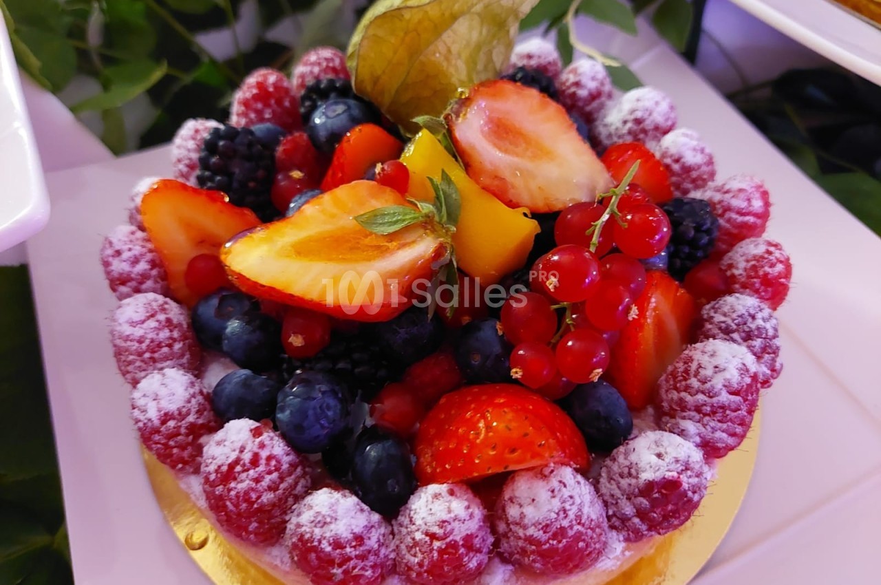 Tarte garnie de framboises, fraises, myrtilles, groseilles et physalis, sur fond de pâte dorée.