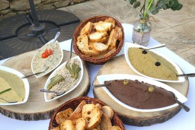 Miniature Traiteur Robion (Vaucluse) - Dupas Traiteur #6 Un serveur remplit un verre de boisson pour un homme lors d'un buffet avec des verrines et des invités en arrière-plan.