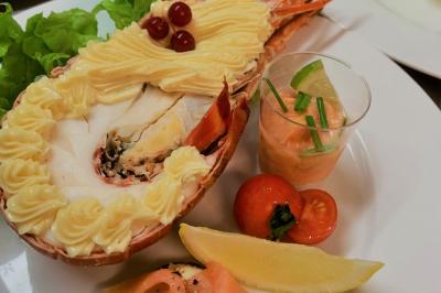 Miniature Traiteur Robion (Vaucluse) - Dupas Traiteur #9 Un serveur remplit un verre de boisson pour un homme lors d'un buffet avec des verrines et des invités en arrière-plan.