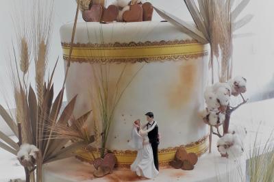 Miniature Traiteur Robion (Vaucluse) - Dupas Traiteur #12 Un serveur remplit un verre de boisson pour un homme lors d'un buffet avec des verrines et des invités en arrière-plan.