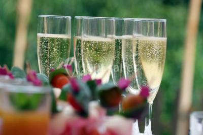 Miniature Traiteur Chaponost (Rhône) - Jacques Lafargue Traiteur #14 Une main coupe un rouleau de foie gras sur une planche en bois, entouré de figues et de tomates cerises.