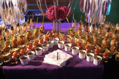 Miniature Traiteur Chaponost (Rhône) - Jacques Lafargue Traiteur #10 Une main coupe un rouleau de foie gras sur une planche en bois, entouré de figues et de tomates cerises.