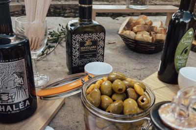 Miniature Traiteur Chaponost (Rhône) - Jacques Lafargue Traiteur #20 Une main coupe un rouleau de foie gras sur une planche en bois, entouré de figues et de tomates cerises.