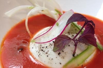 Miniature Traiteur Neuilly-sur-Seine (Hauts-de-Seine) - Arômes et Sens #6 Assortiment de mini-pâtisseries variées sur une assiette noire, disposées sur une table en bois.