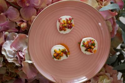 Miniature Traiteur Neuilly-sur-Seine (Hauts-de-Seine) - Arômes et Sens #7 Assortiment de mini-pâtisseries variées sur une assiette noire, disposées sur une table en bois.