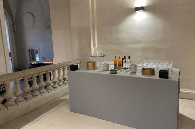 Tarte garnie de fruits frais variés, crème chantilly et feuilles de menthe, servie sur une assiette blanche.