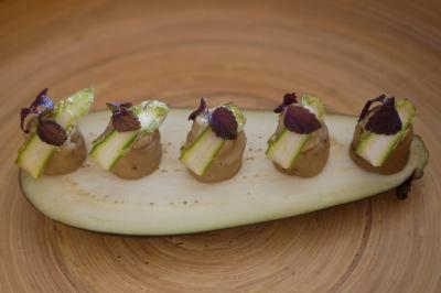 Tarte garnie de fruits frais variés, crème chantilly et feuilles de menthe, servie sur une assiette blanche.