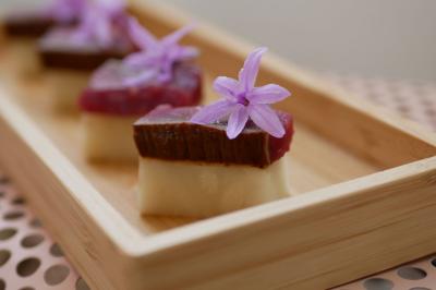 Tarte garnie de fruits frais variés, crème chantilly et feuilles de menthe, servie sur une assiette blanche.