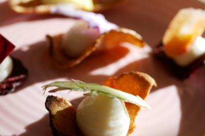 Tarte garnie de fruits frais variés, crème chantilly et feuilles de menthe, servie sur une assiette blanche.