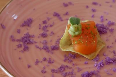 Tarte garnie de fruits frais variés, crème chantilly et feuilles de menthe, servie sur une assiette blanche.