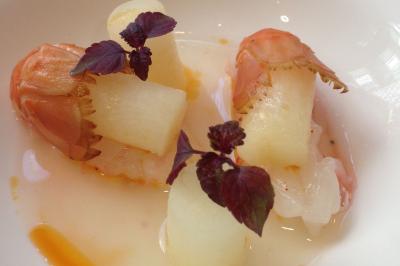 Tarte garnie de fruits frais variés, crème chantilly et feuilles de menthe, servie sur une assiette blanche.