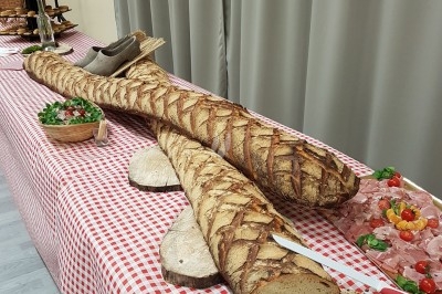 Miniature Traiteur Marles-en-Brie (Seine-et-Marne) - Eclat des Saveurs #24 Assiette composée de foie gras, gelée, pain brioché, tranches d'orange, groseilles, jeunes pousses et graines noires.