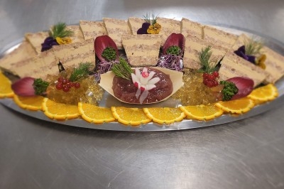 Miniature Traiteur Marles-en-Brie (Seine-et-Marne) - Eclat des Saveurs #26 Assiette composée de foie gras, gelée, pain brioché, tranches d'orange, groseilles, jeunes pousses et graines noires.