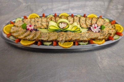 Miniature Traiteur Marles-en-Brie (Seine-et-Marne) - Eclat des Saveurs #33 Assiette composée de foie gras, gelée, pain brioché, tranches d'orange, groseilles, jeunes pousses et graines noires.